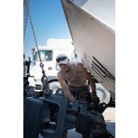 Un mécanicien dépanne un véhicule de l'avant blindé (VAB) sur le port de Beyrouth, au Liban.