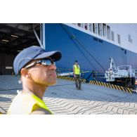 Le major Xavier et l'adjudant-chef Roland du 519e régiment du train (RT) encadrent l'embarquement de matériel à bord du cargo-roulier MN Tangara à Beyrouth, au Liban.