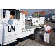 Un soldat du 2e régiment de dragons (RD) décontamine un camion pour son embarquement à Beyrouth, au Liban.