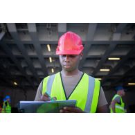 Un caporal du centre de coordination interarmées de transports, transits et mouvements (CCITTM) encadrent l'embarquement de matériel à bord du cargo-roulier MN Tangara à Beyrouth, au Liban.