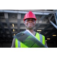 Un caporal du centre de coordination interarmées de transports, transits et mouvements (CCITTM) encadrent l'embarquement de matériel à bord du cargo-roulier MN Tangara à Beyrouth, au Liban.