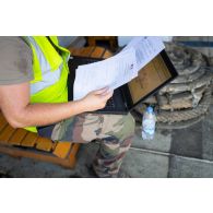 Un responsable du 519e régiment du train (RT) supervise l'embarquement de matériel à bord du cargo-roulier MN Tangara à Beyrouth, au Liban.