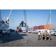 Des soldats du sous-groupement logistique (SGL) déplacent une véhicule léger tout-terrain (VLTT) Peugeot P4 sur le port de Beyrouth, au Liban.