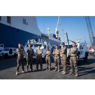 Portrait de groupe du peloton de transport et d'escorte sur le port de Beyrouth, au Liban.