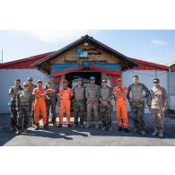 Portrait de groupe des sapeurs-pompiers français et malaisiens au mess des officiers du camp de Marakah, au Sud-Liban.