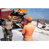 L'adjudant-chef Cédric de la brigade de sapeurs-pompiers de Paris (BSPP) encadre des pompiers malaisiens pour une démonstration à Marakah, au Sud-Liban.