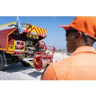 Un pompier malaisien asssite à une démonstration de lutte contre incendie à Marakah, au Sud-Liban.