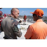 L'adjudant-chef Cédric de la brigade de sapeurs-pompiers de Paris (BSPP) encadre des pompiers malaisiens pour une démonstration à Marakah, au Sud-Liban.
