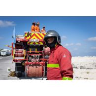 Un sapeur-pompier de la brigade de sapeurs-pompiers de Paris (BSPP) mène une démonstration de lutte contre incendie auprès de pompiers malaisiens à Marakah, au Sud-Liban.