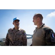 L'adjudant-chef Cédric de la brigade de sapeurs-pompiers de Paris (BSPP) échange avec un pompier malaisien pour une démonstration à Marakah, au Sud-Liban.