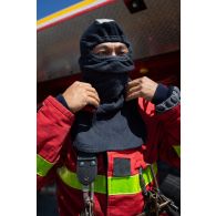 Un pompier malaisien s'équipe d'une tenue de feu de la brigade de sapeurs-pompiers de Paris (BSPP) à Marakah, au Sud-Liban.