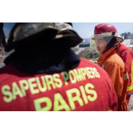 Des pompiers malaisiens assistent à une démosntration de lutte incendie à Marakah, au Sud-Liban.