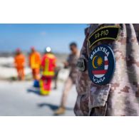 Détail de l'écusson des forces armées malaisiennes sur le treillis d'un pompier à Marakah, au Sud-Liban.