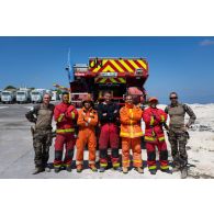 Portrait de groupe des sapeurs-pompiers de la brigade de sapeurs-pompiers de Paris (BSPP) et des pompiers malaisiens à Marakah, au Sud-Liban.
