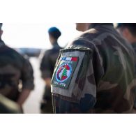 Détail de l'ecusson de la mission Daman 49 sur le treillis d'un casque bleu à Deir Kifa, au Sud-Liban.