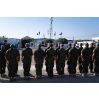 Rassemblement des soldats finlandais pour le lever des couleurs à Deir Kifa, au Sud-Liban.