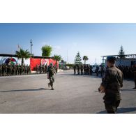 Le colonel Christophe Maurin du 1er régiment de spahis (RS) remet des prix aux vainqueurs d'un challenge sportif à Deir Kifa, au Sud-Liban.