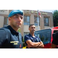 Portrait d'un sapeur-pompier de la brigade de sapeurs-pompiers de Paris (BSPP) aux côtés de son homologue libanais à Bani Haiyyan, au Sud-Liban.