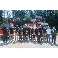 Portrait de groupe des sapeurs-pompiers de la brigade de sapeurs-pompiers de Paris (BSPP) aux côtés de leurs homologues libanais à Bani Haiyyan, au Sud-Liban.