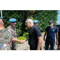 Le chef de l'équipe de coopération civilo-militaire (CIMIC) prend congé du maire de Bani Haiyyan, au Sud-Liban.