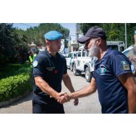 Un sapeur-pompier de la brigade de sapeurs-pompiers de Paris (BSPP) prend congé de son homologue libanais à Bani Haiyyan, au Sud-Liban.