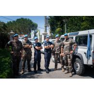Portrait de groupe des sapeurs-pompiers de la brigade de sapeurs-pompiers de Paris (BSPP) et de l'équipe de coopération civilo-militaire (CIMIC) à Bani Haiyyan, au Sud-Liban.