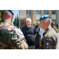 Le chef de l'équipe de coopération civilo-militaire (CIMIC) prend congé du maire de Bani Haiyyan, au Sud-Liban.