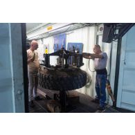 Des mécaniciens libanais interviennent sur la roue d'un véhicule de l'avant blindé (VAB) à l'atelier mécanique de Deir Kifa, au Sud-Liban.