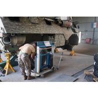 Un mécanicien libanais intervien sur lun véhicule de l'avant blindé (VAB) à l'atelier mécanique de Deir Kifa, au Sud-Liban.