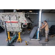 Des mécaniciens libanais interviennent sur la roue d'un véhicule de l'avant blindé (VAB) à l'atelier mécanique de Deir Kifa, au Sud-Liban.