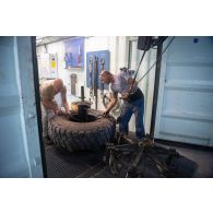 Des mécaniciens libanais interviennent sur la roue d'un véhicule de l'avant blindé (VAB) à l'atelier mécanique de Deir Kifa, au Sud-Liban.