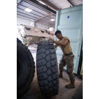 Un mécanicien libanais intervient sur la roue d'un véhicule de l'avant blindé (VAB) à l'atelier mécanique de Deir Kifa, au Sud-Liban.