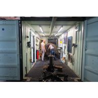 Des mécaniciens libanais interviennent sur la roue d'un véhicule de l'avant blindé (VAB) à l'atelier mécanique de Deir Kifa, au Sud-Liban.