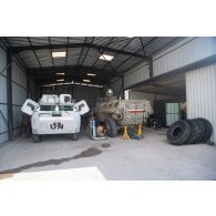 Des mécaniciens libanais interviennent sur la roue d'un véhicule de l'avant blindé (VAB) à l'atelier mécanique de Deir Kifa, au Sud-Liban.