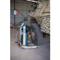 Un mécanicien libanais intervient sur la roue d'un véhicule de l'avant blindé (VAB) à l'atelier mécanique de Deir Kifa, au Sud-Liban.