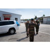 Le colonel Christophe Maurin du 1er régiment de spahis (RS) accueille le général espagnol Aroldo Lazaro Saenz à son arrivée sur le camp de Deir Kifa, au Sud-Liban.