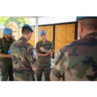 Le colonel Christophe Maurin du 1er régiment de spahis (RS) accueille le général espagnol Aroldo Lazaro Saenz à son arrivée sur le camp de Deir Kifa, au Sud-Liban.