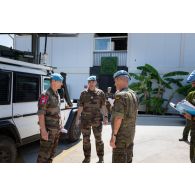 Le colonel Christophe Maurin du 1er régiment de spahis (RS) et ses adjoints accueillent le général espagnol Aroldo Lazaro Saenz à son arrivée sur le camp de Deir Kifa, au Sud-Liban.