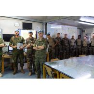 Le major général espagnol Aroldo Lazaro Saenz assiste à une présentation de l'escadron de reconnaissance et d'intervention (ERI) du 1er régiment de spahis à Deir Kifa, au Sud-Liban.