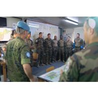 Le major général espagnol Aroldo Lazaro Saenz visite l'escadron de reconnaissance et d'intervention (ERI) du 1er régiment de spahis à Deir Kifa, au Sud-Liban.