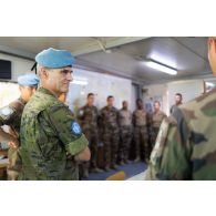 Le major général espagnol Aroldo Lazaro Saenz visite l'escadron de reconnaissance et d'intervention (ERI) du 1er régiment de spahis à Deir Kifa, au Sud-Liban.