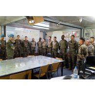 Le major général espagnol Aroldo Lazaro Saenz visite l'escadron de reconnaissance et d'intervention (ERI) du 1er régiment de spahis à Deir Kifa, au Sud-Liban.