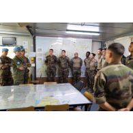 Le major général espagnol Aroldo Lazaro Saenz visite l'escadron de reconnaissance et d'intervention (ERI) du 1er régiment de spahis à Deir Kifa, au Sud-Liban.