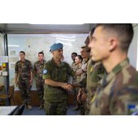 Le major général espagnol Aroldo Lazaro Saenz visite l'escadron de reconnaissance et d'intervention (ERI) du 1er régiment de spahis à Deir Kifa, au Sud-Liban.