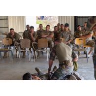 Des soldats du 1er régiment de spahis (RS) font une démonstration de secourisme au combat auprès de soldats libanais à Majayoun, au Sud-Liban.