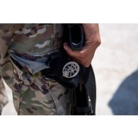 Détail de l'insigne de béret d'un soldat libanais à Marjayoun, au Sud-Liban.