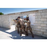 Des soldats du 1er régiment de spahis (RS) encadrent une formation d'assaut en zone urbaine auprès de soldats libanais à Marjayoun, au Sud-Liban.