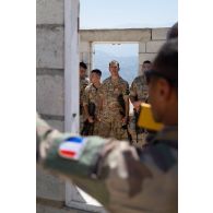 Des soldats du 1er régiment de spahis (RS) encadrent une formation d'assaut en zone urbaine auprès de soldats libanais à Marjayoun, au Sud-Liban.