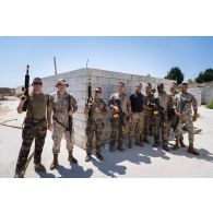 Portrait de groupe des instructeurs du 1er régiment de spahis (RS) et de leurs stagiaires libanais à Marjayoun, au Sud-Liban.