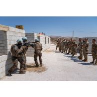 Des soldats du 1er régiment de spahis (RS) encadrent une formation d'assaut en zone urbaine auprès de soldats libanais à Marjayoun, au Sud-Liban.